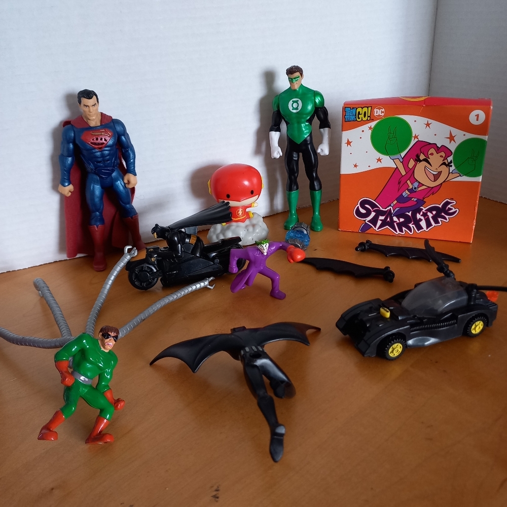 DC comics toy bundle 10 pieces see photos superman green lantern flash batman